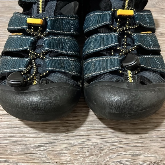 HOST PICK Keen Youth Sandals - Picture 5 of 9